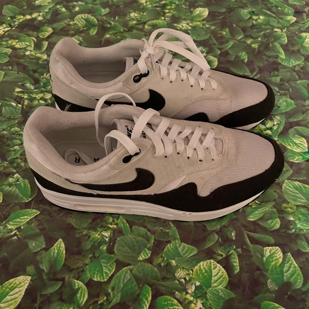 Nike AIR MAX 1 Women's Black and White Sneakers  size 10